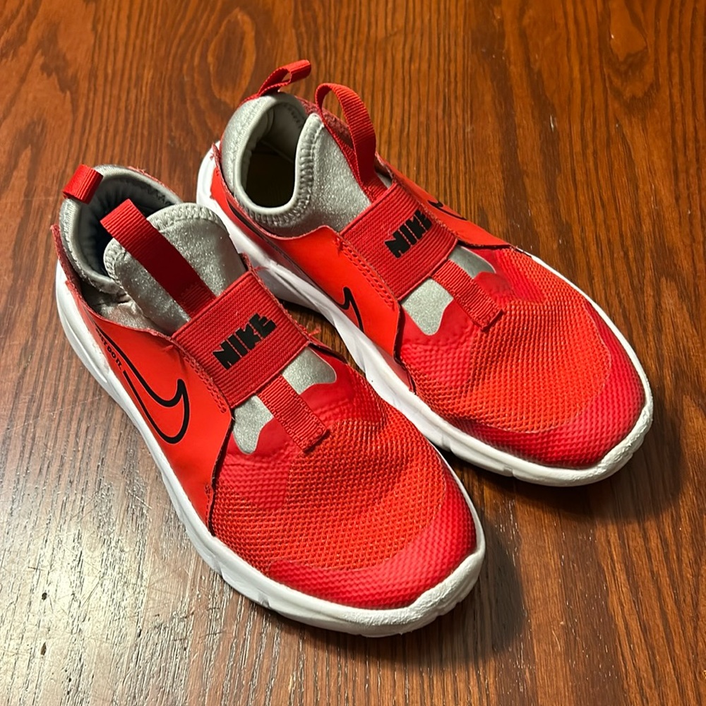 Nike boys slip on shoes size 2.5 lightly worn